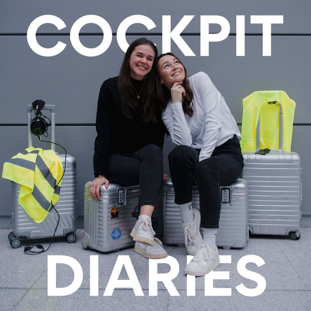Podcast-Cover von Cockpit Diaries: Anna und Julia sitzen auf silbernen Koffern, darüber und darunter steht in großen Buchstaben „Cockpit Diaries“.